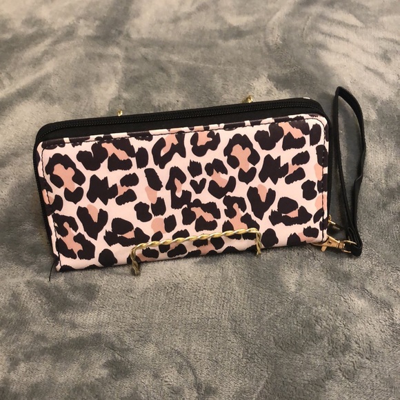 NWOT Animal Print Zippered Wristlet Wallet - Picture 2 of 5